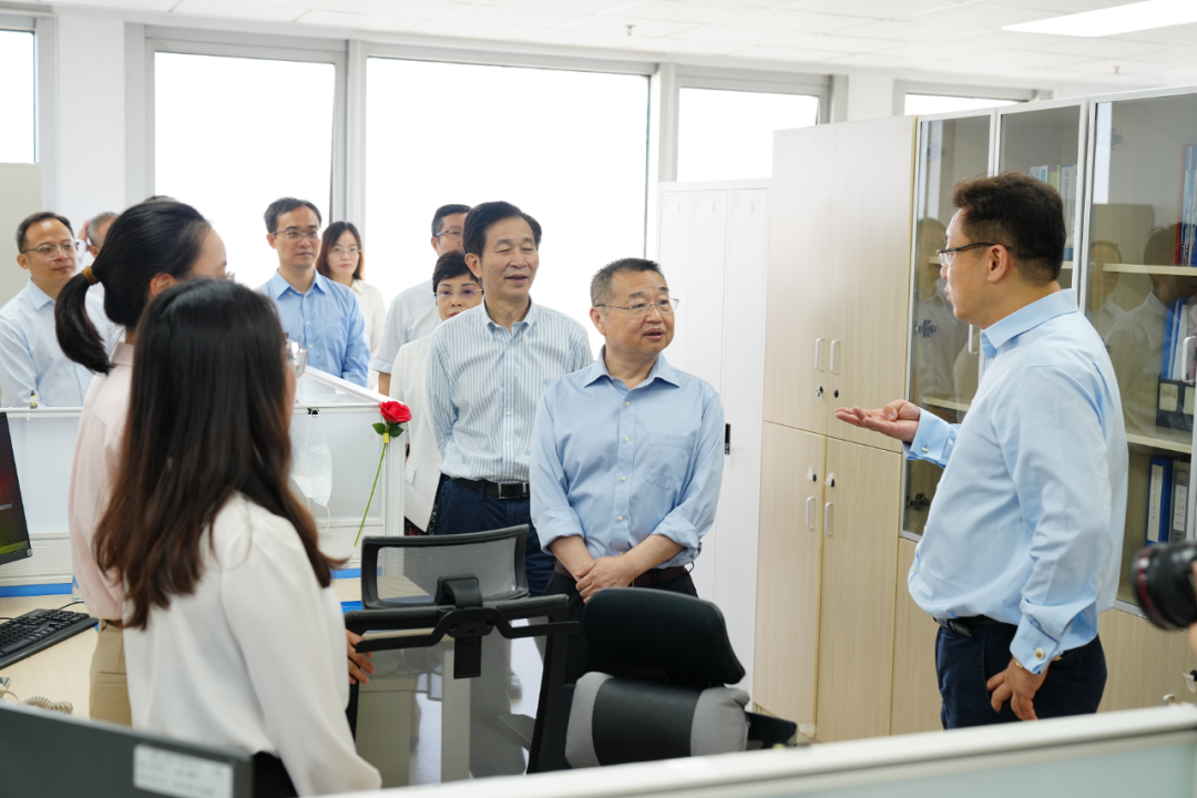 国家医疗保障局党组书记、局长胡静林调研医保研究会和《中国医疗保险》杂志社